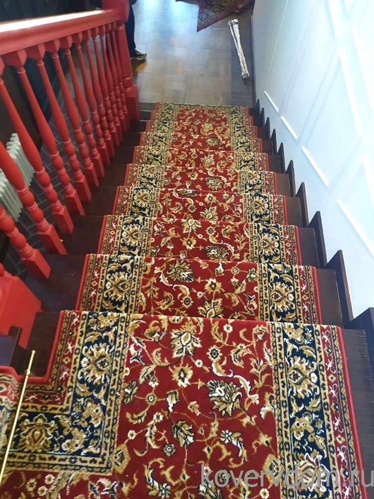 Ковровая дорожка 40700-04 красная с укладкой на лестницу